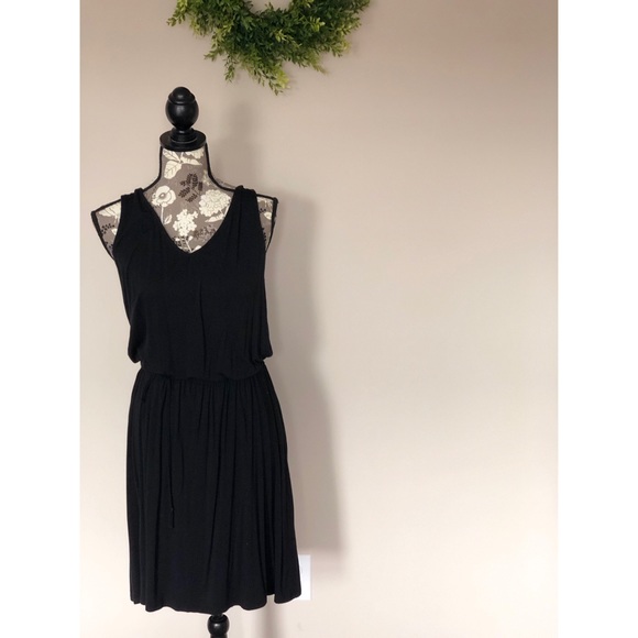 Merona Dresses & Skirts - LBD Merona with ruching along the midline